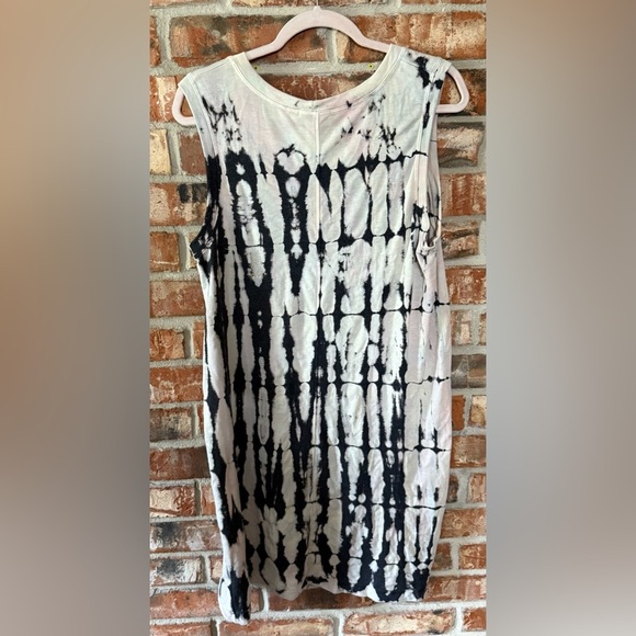Socialite Black and White Tie-Dye Dress - Picture 2 of 7